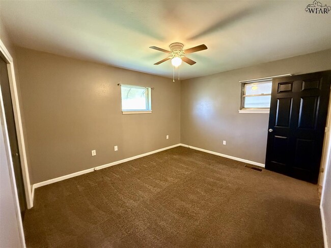 Building Photo - 1210 Clover Dr