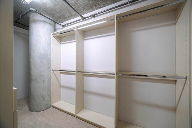 Building Photo - 1005 S Shepherd Dr