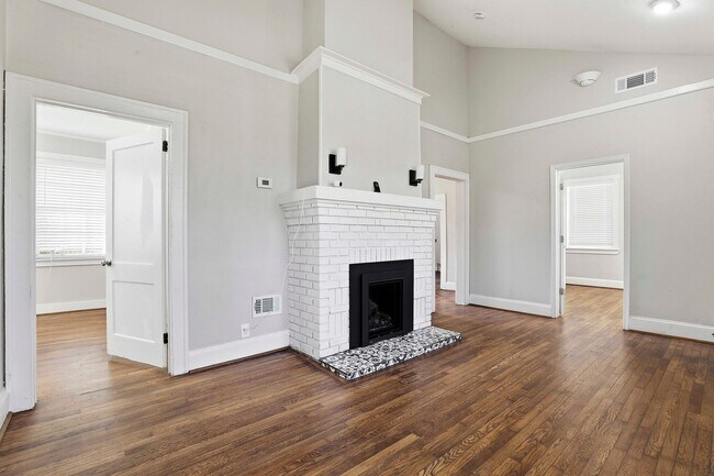 Building Photo - Updated 3BR Home with Large Yard Near Grant Park and Summerhill