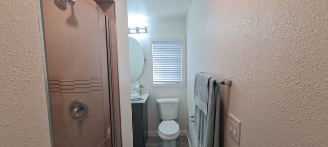 Building Photo - Newly Remodeled 1 Bedroom / Call or text O...