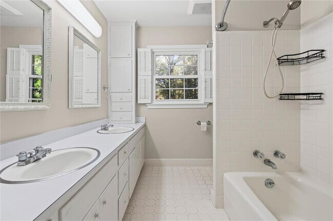 Building Photo - 745 Westmoreland Dr E