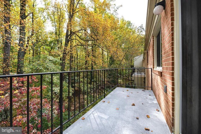 Building Photo - 10619 Weymouth St