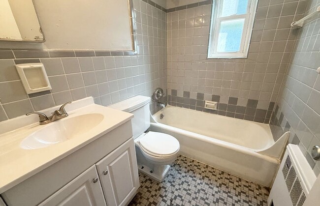 Interior Photo - Ludlow 922-926
