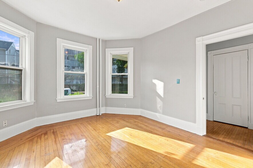 Building Photo - 147 Murdock St