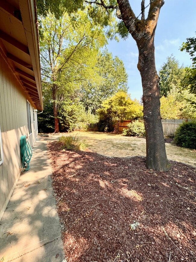 Building Photo - Gorgeous 3 Bed 2 Bath Home Near Shopping and Schools!