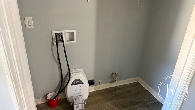 Building Photo - RATE DROP ALERT (was $2300/month)!