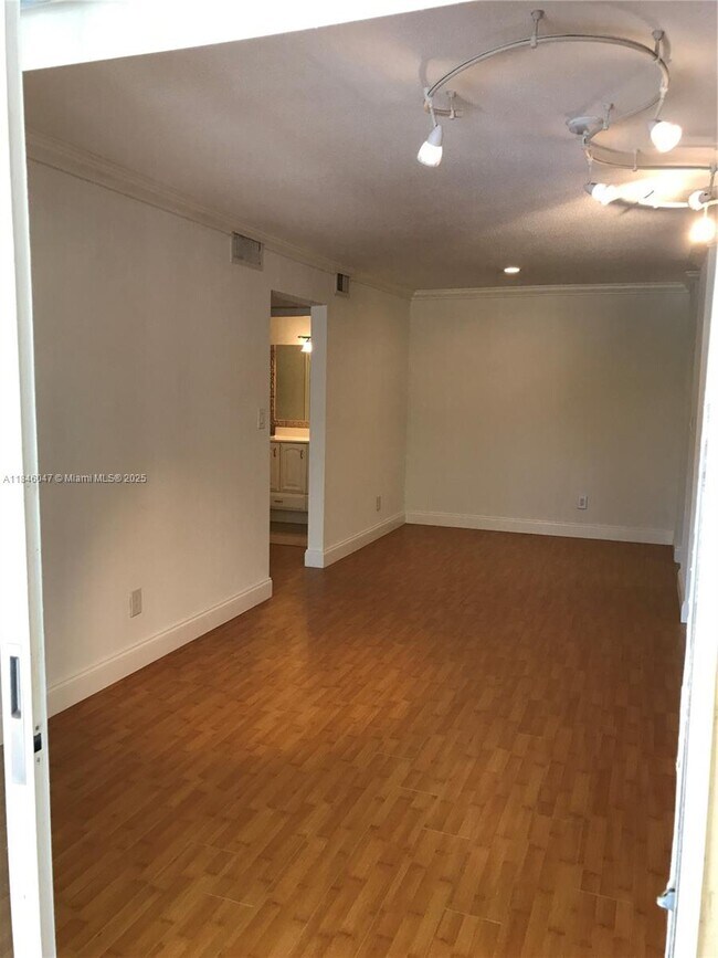 Building Photo - 733 Riverside Dr