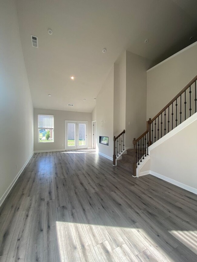Building Photo - End Unit Townhome in Lebanon / 3 Spacious Bedrooms / Loft Area / 1 Car Garage / Back Patio