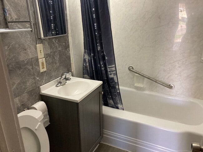 Building Photo - Cute 2 bed 1 bath!