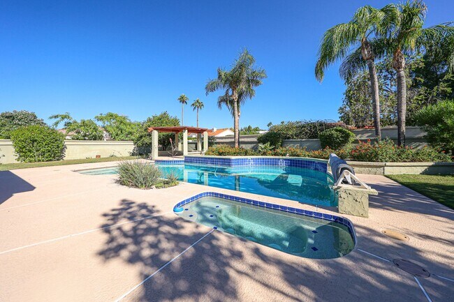 Building Photo - Scottsdale Country Club Living!