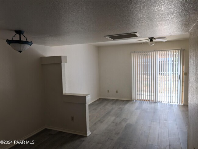 Building Photo - 9615 E Lakeshore Dr