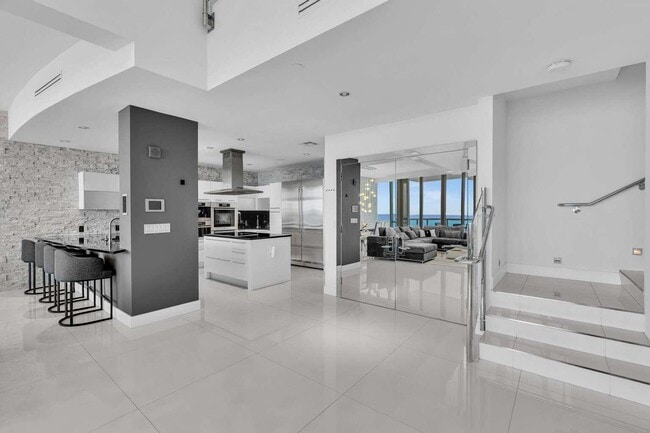 Building Photo - 17121 Collins Ave