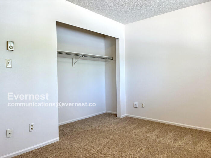 Building Photo - 836 Vanderbilt Ct