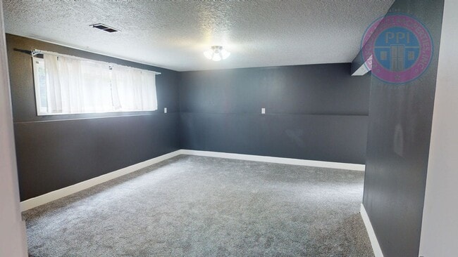 Building Photo - * DESIRABLE MILWAUKIE HOME!  A GARDENER'S ...
