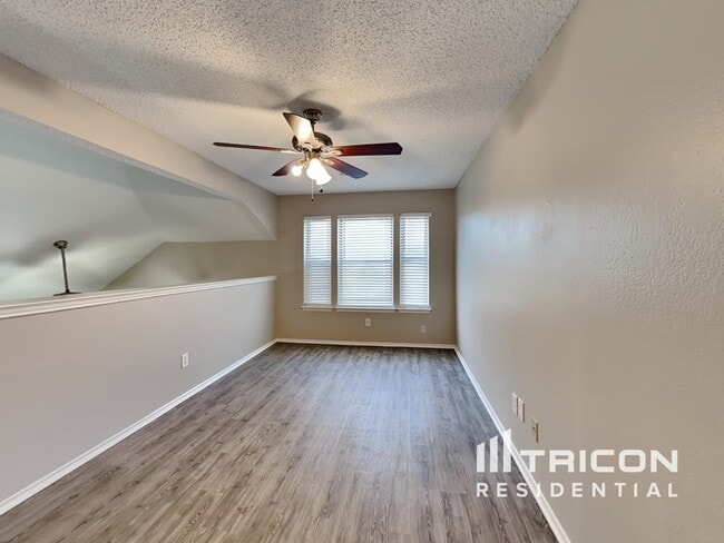 Building Photo - 916 Simon Dr