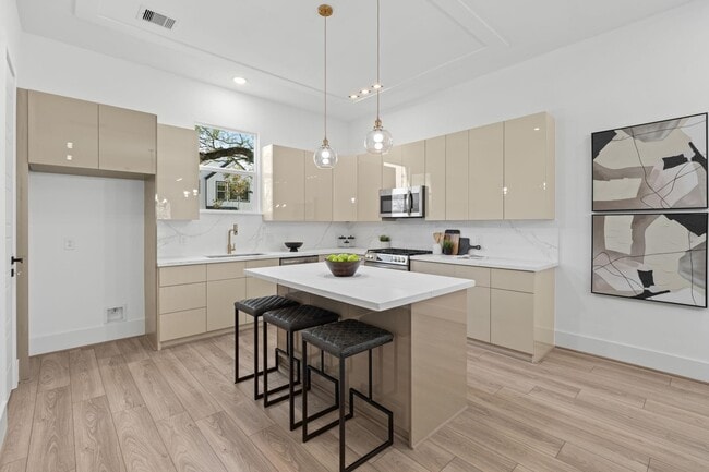 Building Photo - 905 Woodcrest Dr