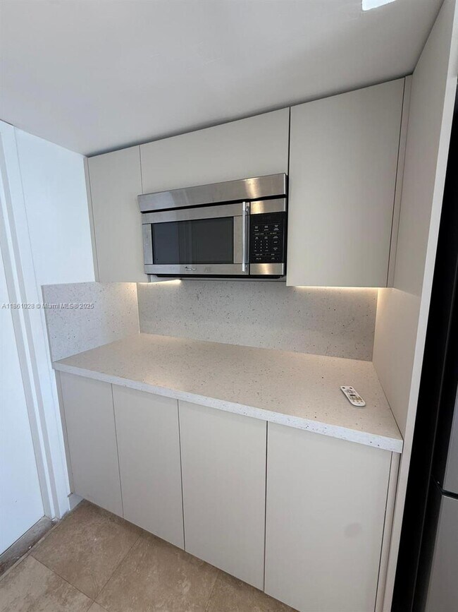 Building Photo - 1420 Brickell Bay Dr