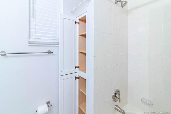 Building Photo - 356 SE Bloxham Way