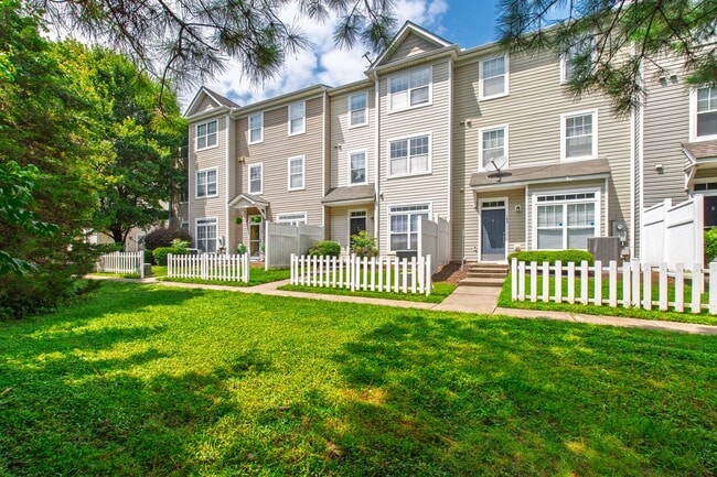 Building Photo - Beautifully Updated 3-Bedroom Townhome Nea...