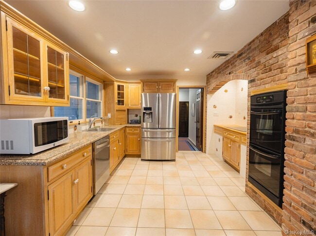 Building Photo - 11 Geralind Dr