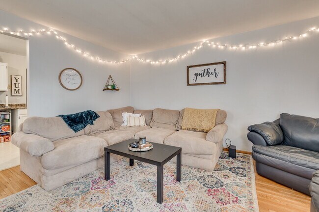 Building Photo - HUGE home with unique layout near U of MN - 5 bed 2 bath