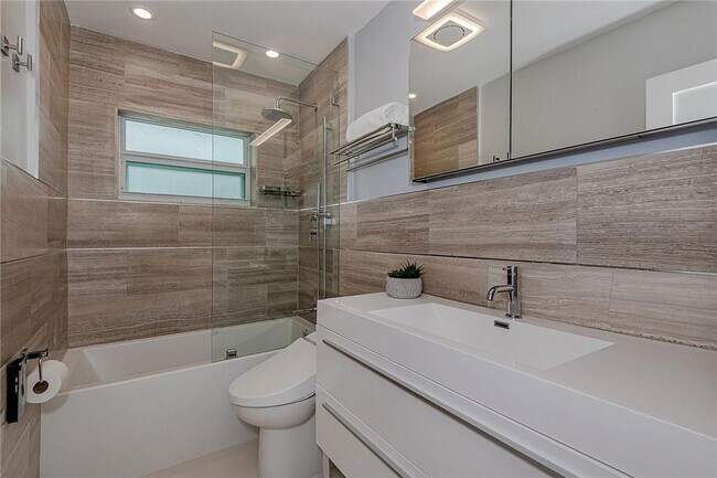 Building Photo - 3321 NE 18th St