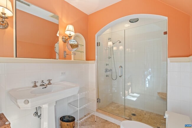 Building Photo - 640 Ivy Ln