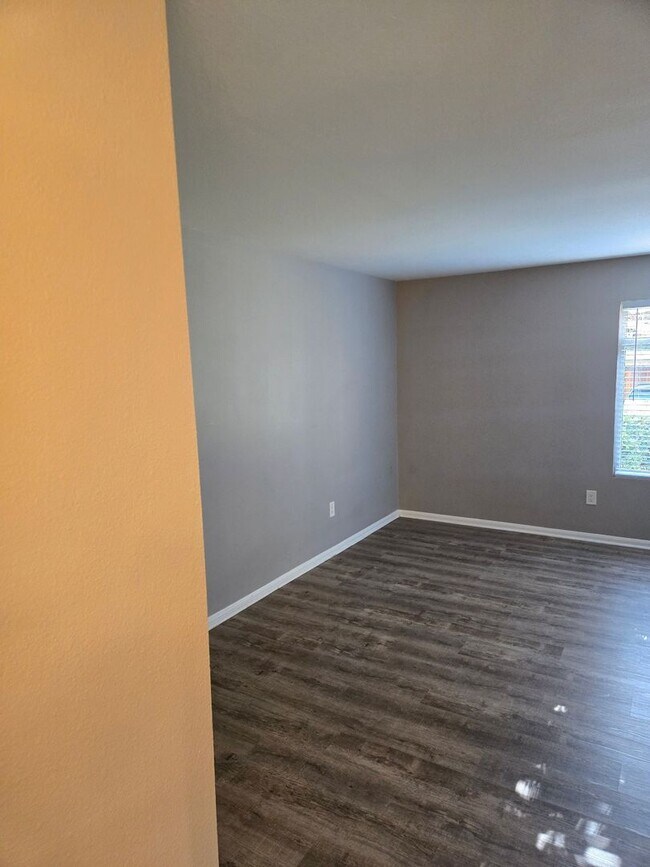 Building Photo - 2 Bedroom 1 Bathroom Condo