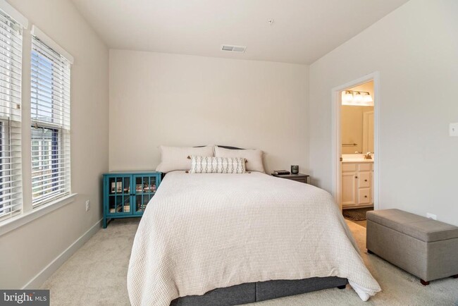 Building Photo - 646 Lakemont Dr