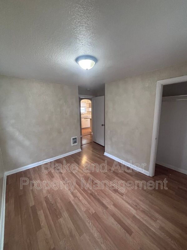 Building Photo - 650 Breys Ave NE