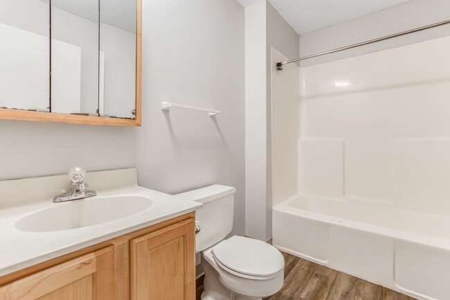 Building Photo - 2 Bedroom Condo in charming Plymouth neigh...