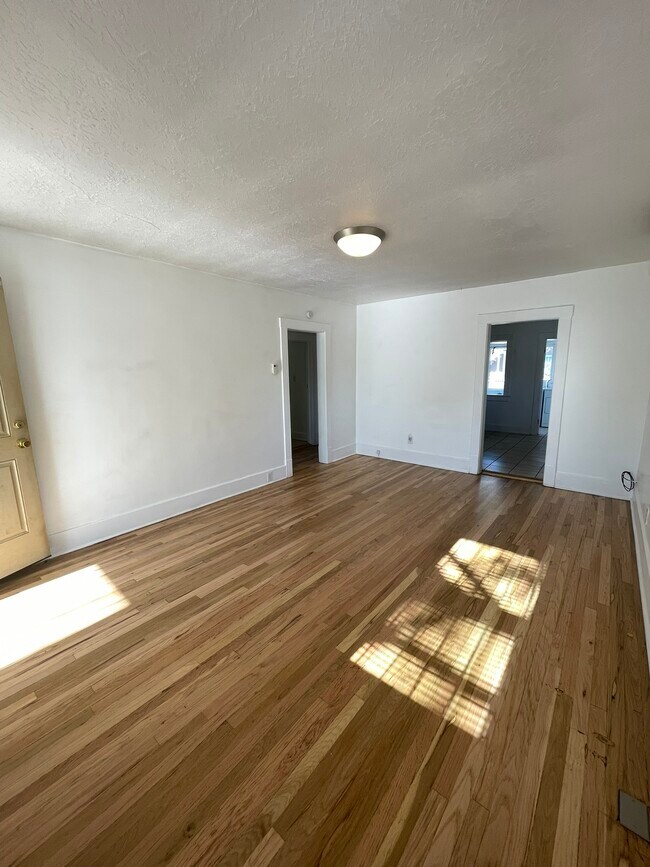 Building Photo - 407 Harvard Dr SE