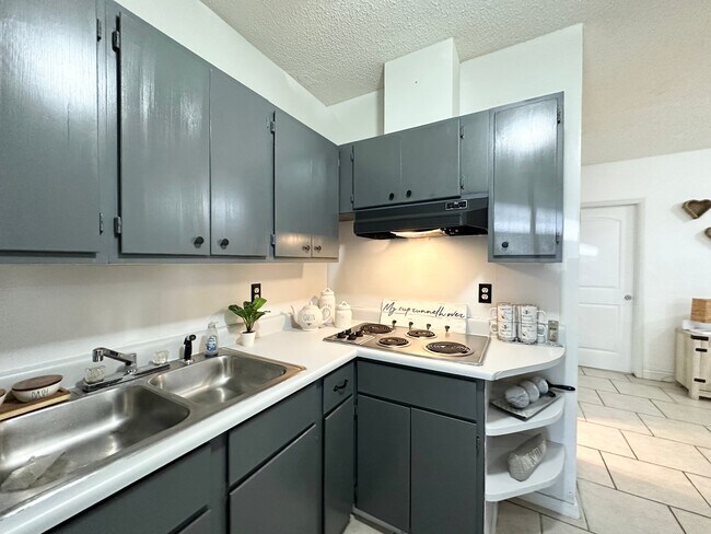 Building Photo - 7418 Meadow Cliff St