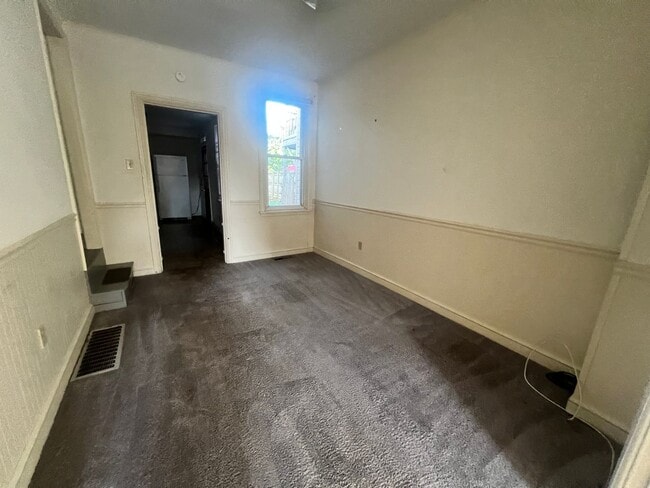 Building Photo - 2-bedroom, 1.5-bathroom home located in th...