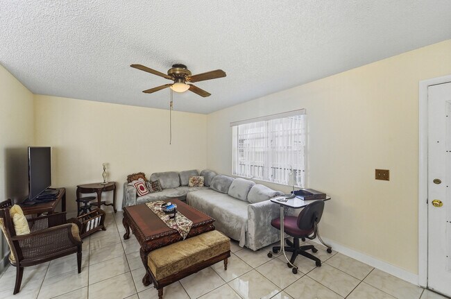 Building Photo - 226 Normandy Ln