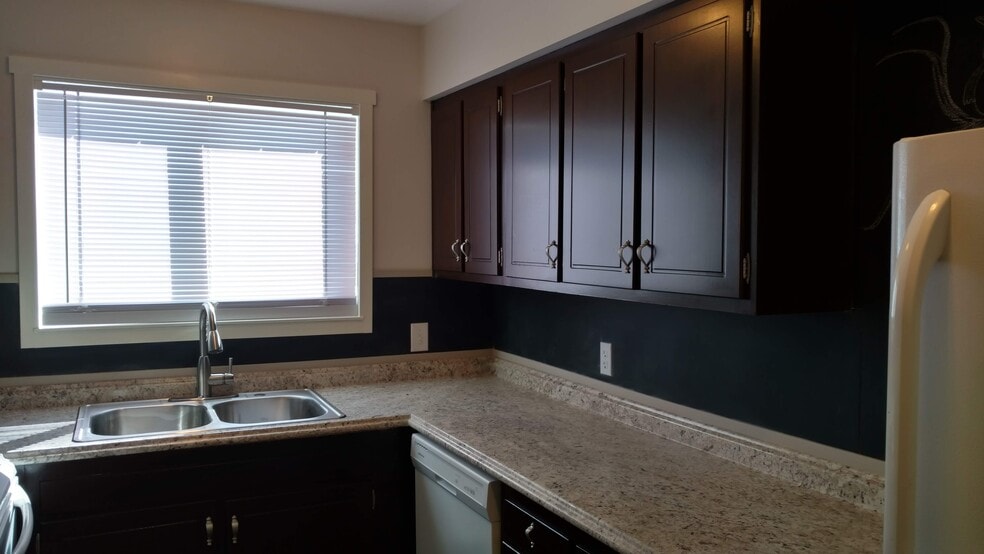 Bright sunny kitchen - 505 Jackson Ave