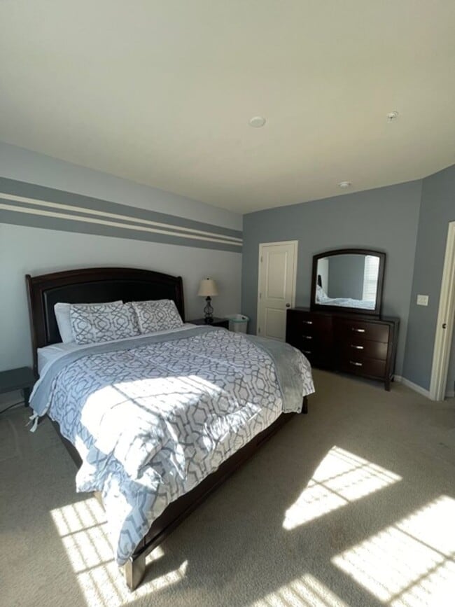Building Photo - LOVELY WELL MAINTAINED TH IN GALLERY PARK