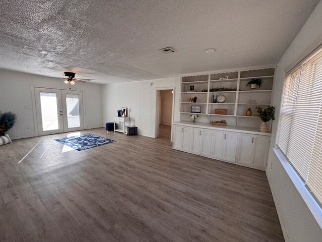 Building Photo - 2 bed 1.5bath  New paint, new flooring, new range, fenced yard!