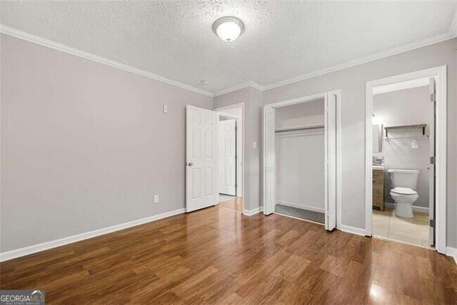 Building Photo - 3027 Lakeridge Dr SE