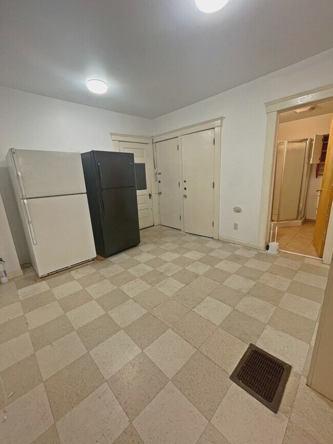 Building Photo - 7 Bedroom Close to Ross, Yost, and UM campus!