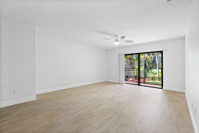 Building Photo - 9405 Dundee Dr