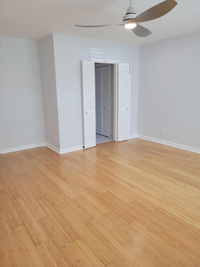 Building Photo - 101 S Golfview Rd