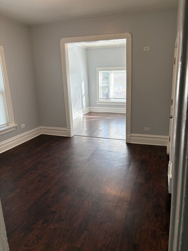 Building Photo - 1034 W 61st St