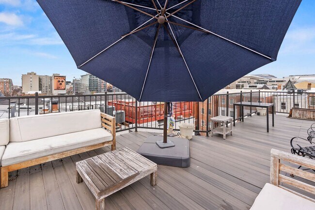 Building Photo - Mt Vernon Square Penthouse Condo