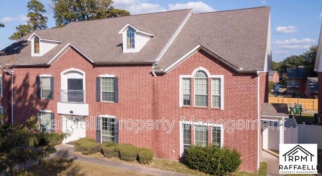 Building Photo - 6 Fernwood Dr