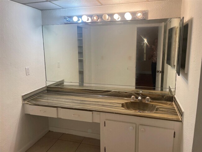 Building Photo - 6548 Racquet Club Dr