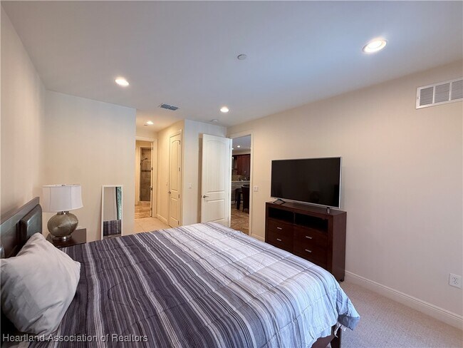 Building Photo - 2351 Lakeview Dr