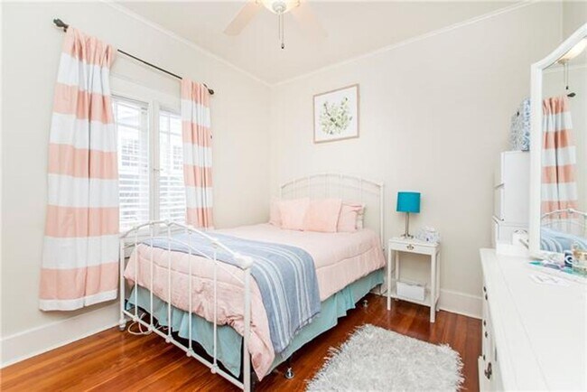 Building Photo - 5 BR- Available now or January lease - Renovated House steps from Campus!