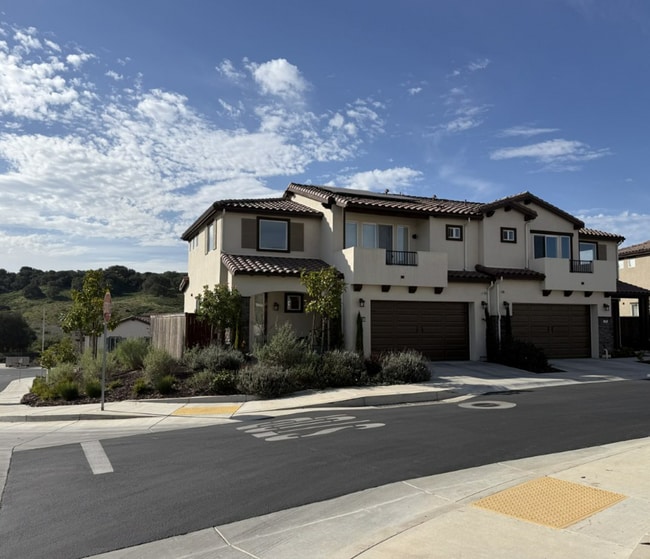 Building Photo - Gorgeous 4 bed, 2.5 bath in the Rice Ranch Community