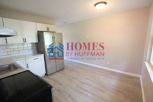 Building Photo - Three Bedroom House | Remodeled & Move in Ready | Deposit Special